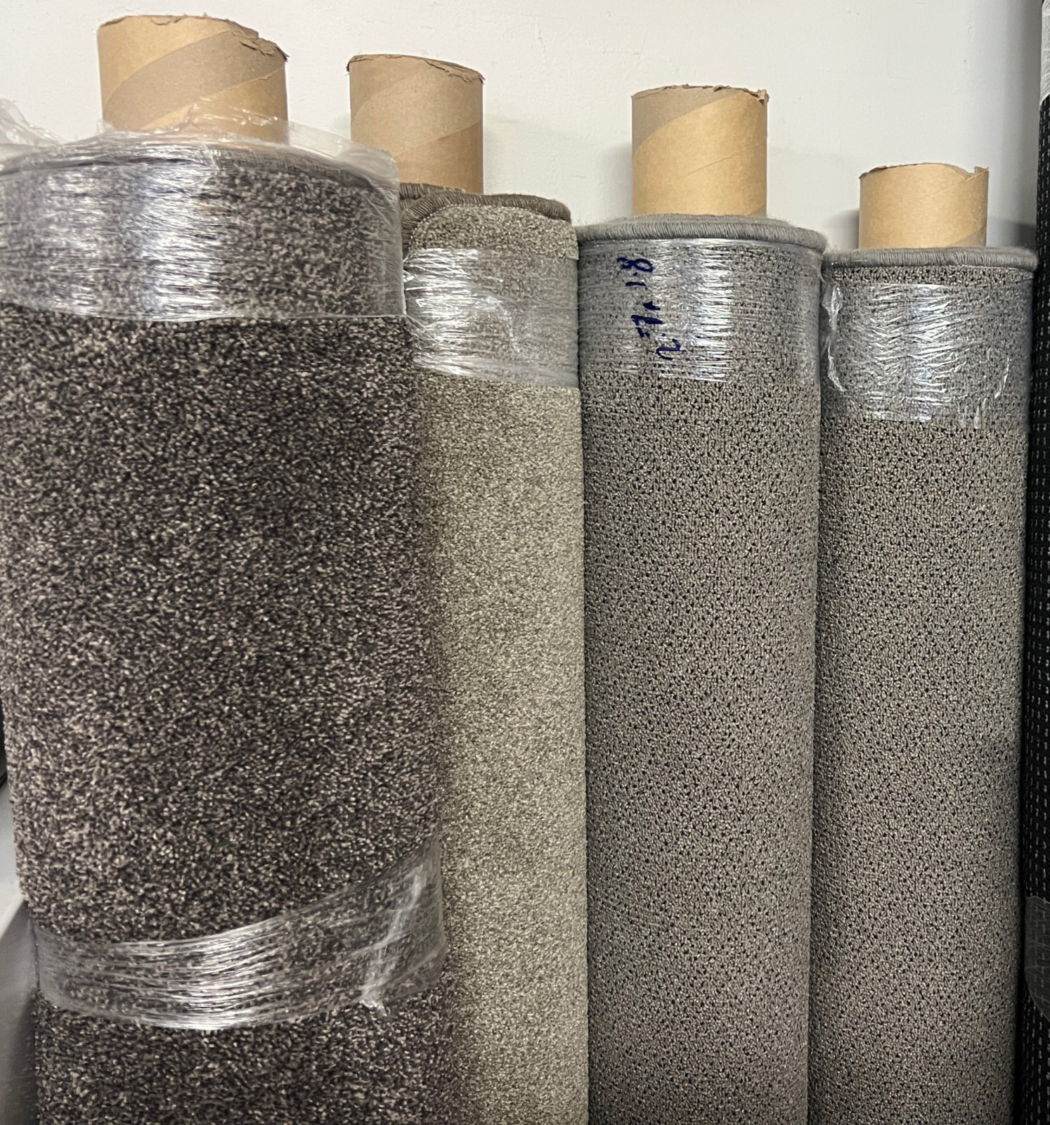 Large 2.7m x 1.8m Overlocked Carpet Rugs (New)